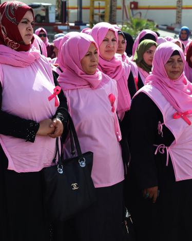 مسيرة وردية على شاطئ بحر غزة للتوعية بسرطان الثدي
