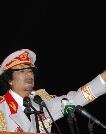 دقيقتان في الخلاء مع القذافي