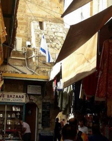 رفع العلم الإسرائيلي فوق كنيسة القيامة