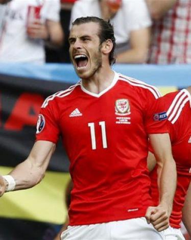 غاريث بيل يحتفل