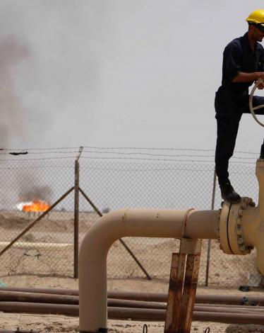 قال معهد البترول الأمريكي يوم الثلاثاء إن مخزونات الخام بالولايات المتحدة ارتفعت 14.2 مليون برميل الأسبوع الماضي في حين زادت أيضا مخزونات البنزين والديزل.  وزادت مخزونات الخام 14.2 مليون برميل على مدى الأسبوع المنتهي في الثالث من فبراير شباط لتصل إلى 503.