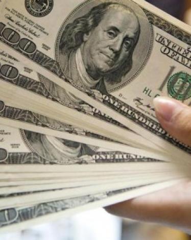 الدولار يرتفع بعد أطول موجة تراجع في عام