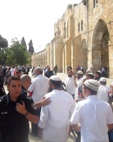 اقتحمتْ مجموعات من قطعان المستوطنين، باحاتِ المسجد الأقصى المبارك، صباح اليوم الثلاثاء، بحمايةٍ أمنية من شرطة الاحتلالِ الإسرائيلي، في استفزازٍ واضح وفاضح لمشاعر المسلمين والمرابطين في المسجدِ الأقصى المبارك.  وأفادت مراسلتنا، أن عددًا من المستوطنين اقتحم