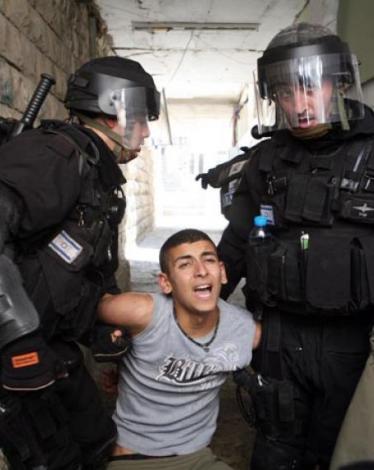 الاحتلال يعتقل طفلا مقدسيا من أمام منزله