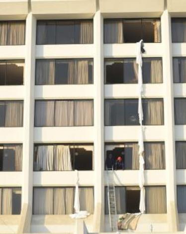 مقتل 11 شخصاً وإصابة 70 بحريق فندقٍ في باكستان