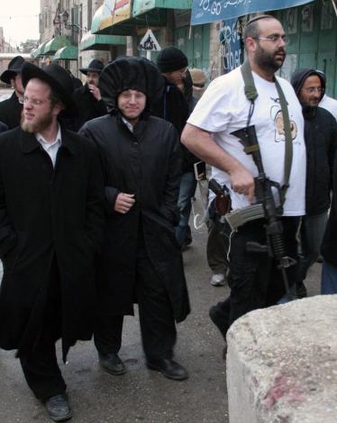 مستوطنون يحتفلون قرب بيوت المواطنين في الأغوار