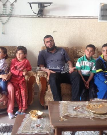 المواطن يحيى أبو شملة وأبنائه