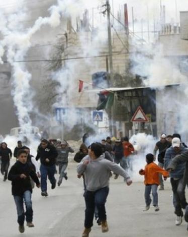 أصيب عدد من المواطنين بالاختناق والاغماء، خلال مواجهات اندلعت صباح اليوم عقب اقتحام قوات الاحتلال مخيم الدهيشة في بيت لحم. واعتقلت قوات الاحتلال خلال اقتحامها لـ 