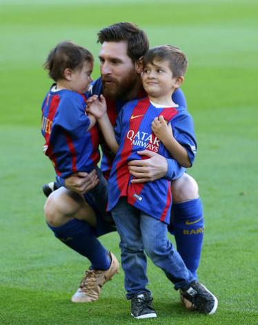 76602-ميسي--مع-أطفاله