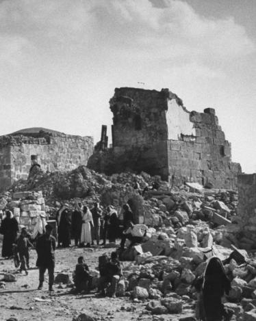 شهد العالم يوم 14تشرين أول/ أكتوبر 1953م، بدء أحداث مجزرة قرية قبية قرب رام الله، التي نفذتها العصابات الصهيونية، واستشهد خلالها سبعة وستين مواطناً بالإضافة إلى عشرات الجرحى.  كما تخلل هذه المجزرة تدمير ستة وخمسين منزلاً ومسجد القرية ومدرستها وخزان المياه