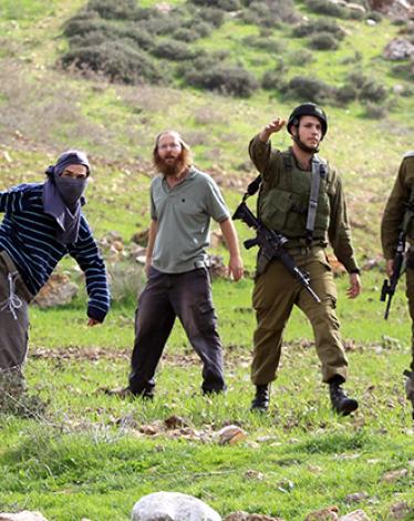 مستوطنون يسرقون أراضي المواطنين تحت حماية جنود الاحتلال