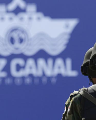 رئيس قناة السويس يوضح حقيقة منع عبور السفن المتجهة إلى سوريا