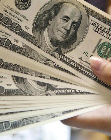 الدولار يتراجع بعد تقرير الوظائف