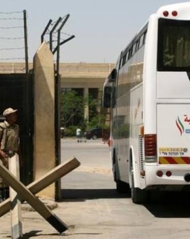 بدء مغادرة حافلات المسافرين عبر معبر رفح