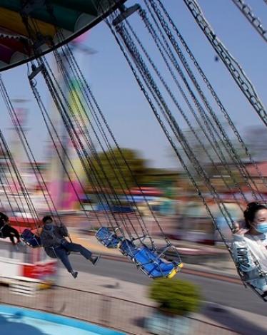 وسخر عدد من رواد موقع التواصل الاجتماعي "فيسبوك"، من العدد الكبير الذي شارك في نقل مفروشات العروس الخفيفة، والتي تعد إحدى العادات الريفية في قرى محافظة بني سويف، وهو نقل المفروشات الخفيفة من منزل العروس إلى منزل الزوجية بواسطة سيدات القرية وسط تشغيل أغاني