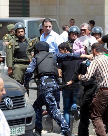 أفاد مراسلنا في مدينة نابلس، أن أجهزة السلطة، بالضفة المحتلة، قد اعتدت على مشيعي فارس حلاوة بالمدينة، وأطلقت قنابل الغاز، واعتدت على المشيعين. وقتل "حلاوة" أثناء الاشتباكات فجر اليوم برصاص أجهزة السلطة، إضافة إلى مقتل مواطن آخر، واثنين من الشرطة، بمدينة ن