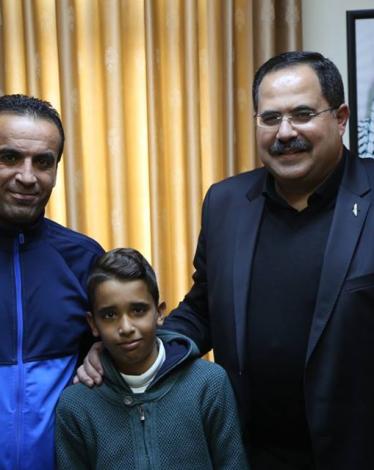 أصغر حكم فلسطيني يجلس على "مقعد الوزير"