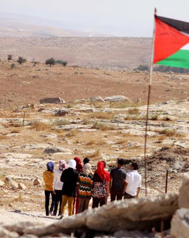 الاحتلال يمنع مزارعين من استصلاح أراضيهم بمسافر يطا