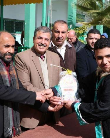 مدرسة خالد بن الوليد الثانوية بالوسطى تكرم طلبتها المتفوقين