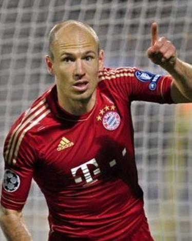كشف آريين روبن، جناح بايرن ميونيخ، عن كواليس انتقاله من ريال مدريد إلى صفوف البايرن عام 2009، الذي كان يعتقد وقتها أنه "خطوة إلى الوراء"، حسب وصف اللاعب.  وقال روبن، في تصريحات لشبكة "فوكس سبورتس"، نقلها موقع "فور فور تو"، اليوم، الأحد، "كان صيفًا غريبًا 