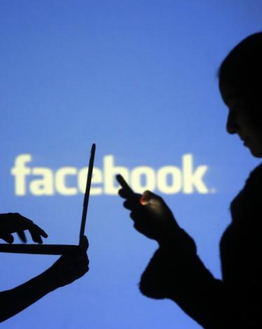 فيسبوك يزاحم لينكد إن ويختبر خاصية جديدة للإعلان عن وظائف