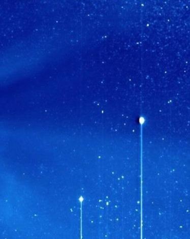 جسم غريب يظهر أمام الشمس يثير الدهشة