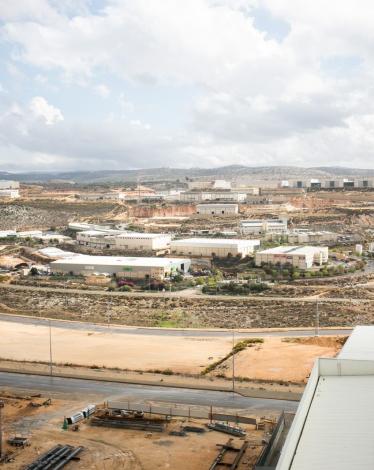 الاحتلال يصادق على إقامة منطقة صناعية ضخمة وراء الخط الأخضر