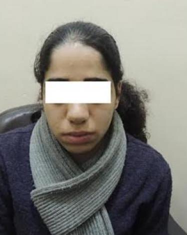 رفض عامل مصري الإعتراف بطفلته ثمرة زواجه العرفي، فقررت زوجته الإنتقام من فلذة كبدهما على طريقتها الخاصة. وعلى الرغم من أن عمر الطفلة يتجاوز الـ 3 سنوات بشهر أو شهرين فقط، فلم تتردد الأم في قتلها خنقاً حتى الموت داخل منزلها في منطقة الخليفة جنوب العاصمة ال