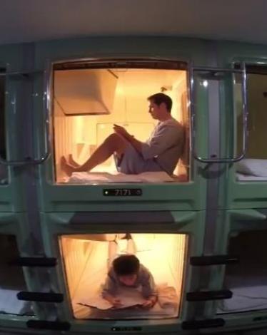 فندق الكبسولة في اليابان