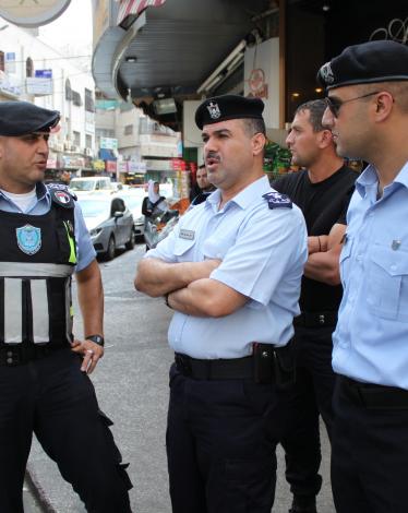 شرطة طولكرم تقبض على شخص صدرت بحقه 16 مذكرة فضائية