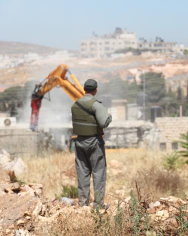 الاحتلال يخطر بهدم 5 بيوت وخط مياه بطوباس