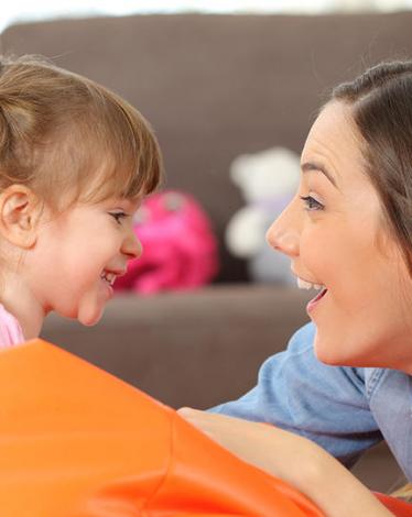 أن تتعودي على الحديث الدائم مع طفلك الصغير هو الأساس وأفضل الطرق لتعزيز قدرته على الكلام، ولكن في نفس الوقت عليك معرفة كيفية التحدث معه كي يطور قاموسه اللغوي واستيعابه. اليك هذه النصائح البسيطة والتي يجب أن تكون في أسلوب تعاملك اليومي معه:  1. اشرحي كل شي