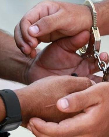 ألقت المباحث العامة في الشرطة الفلسطينية - قسم مباحث مركز شرطة الشيخ رضوان - اليوم الاثنين القبض على ثلاثة لصوص بتهمة السطو على منزل يعود لأحد المواطنين بمحافظة غزة.  وأوضح الملازم أول ‏يوسف ماضي رئيس قسم المباحث في مركز شرطة الشيخ رضوان أن القسم تلقى شكو