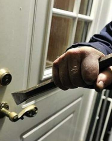 "سارقة" في قبضة مباحث الرمال