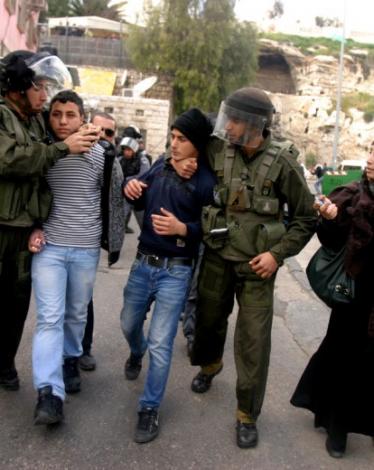 سلمت قوات الاحتلال الاسرائيلي، اليوم الأحد، مواطنا من بلدة الظاهرية جنوب الخليل، بلاغا لمراجعة مخابرتها، وكثفت من تواجدها العسكري جنوب الخليل.  وقالت مصادر أمنية لـ 