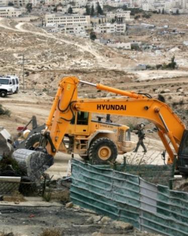 جرافات الاحتلال تهدم خط مياه بالأغوار