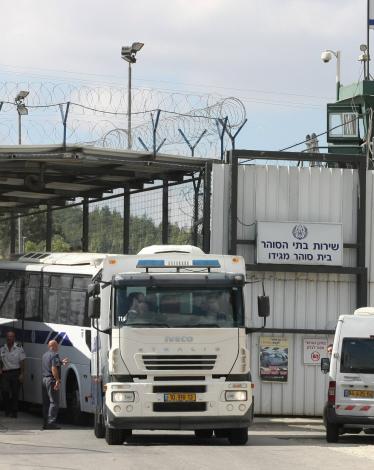 الحكم على الأسيرين الشقيقين طقز