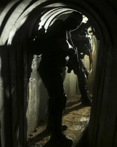 hamas-fighter-in-tunnel