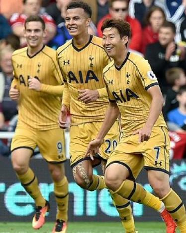 توتنهام وفرحة اللاعبين بالفوز على ميدلزبرة