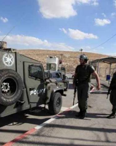 الاحتلال ينصب حاجزا عسكريا على المدخل الغربي للخليل