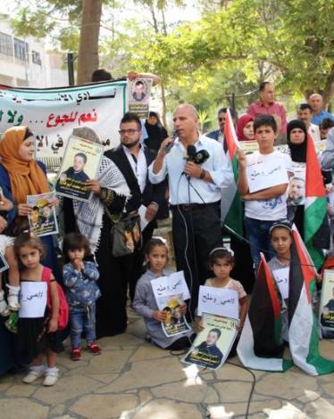 وقفة تضامنية مع الأسرى بالخليل