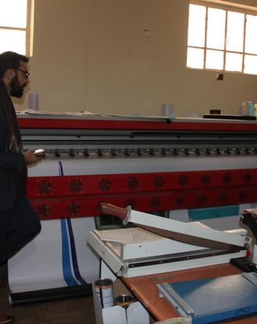 اقتحمت قوات الاحتلال الإسرائيلي، فجر اليوم الإثنين، مطبعة النور بمدينة رام الله، واستولت على محتوياتها.  وقال صاحب المطبعة خالد مصفر، إن قوات الاحتلال اقتحمت المطبعة، وعاثت بمحتوياتها، واستولت على أربع ماكينات طباعة، وأجهزة حاسوب، وأتلفت باقي الأجهزة الأخ