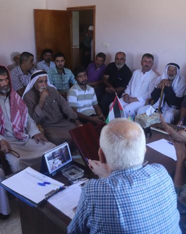 الثقافة والفكر الحر تعقد ورشة عمل مع وجهاء ومخاتير منطقة المواصي