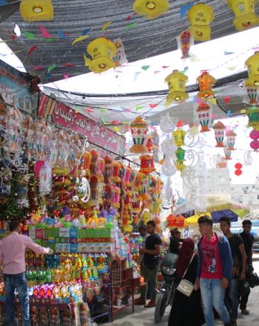 أسواق غزة تعج بالمشاهدين وتفتقر للمشترين