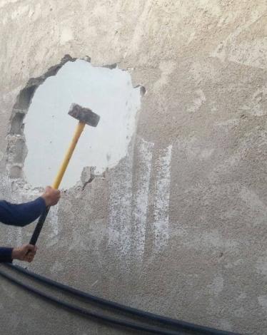 مقدسي يهدم منزله جنوب الاقصى بضغط من الاحتلال