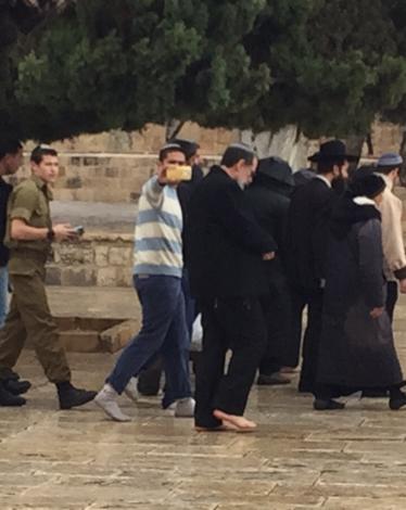 مستوطن يحاول طعن شاب مقدسي