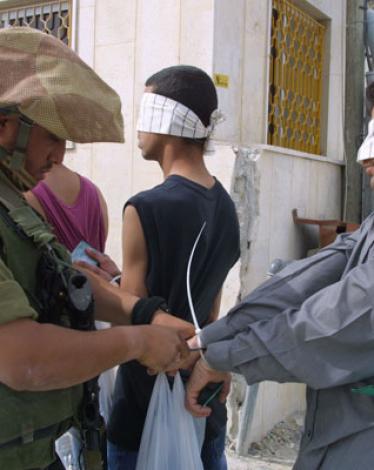 تعذيب أسرى فلسطينيين