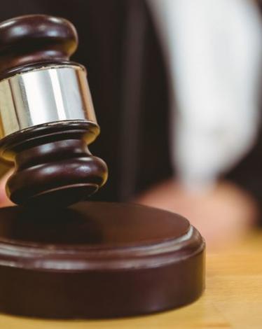 مقاضاة أم أمريكية "طارت" ابنتها من السيارة بسبب إهمالها