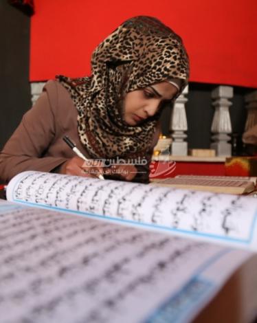 الفتاة سعدية العقاد تكتب المصحف كاملًا بخط يدها (5)