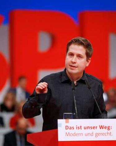 شاب يحمل في يديه مستقبل ألمانيا!